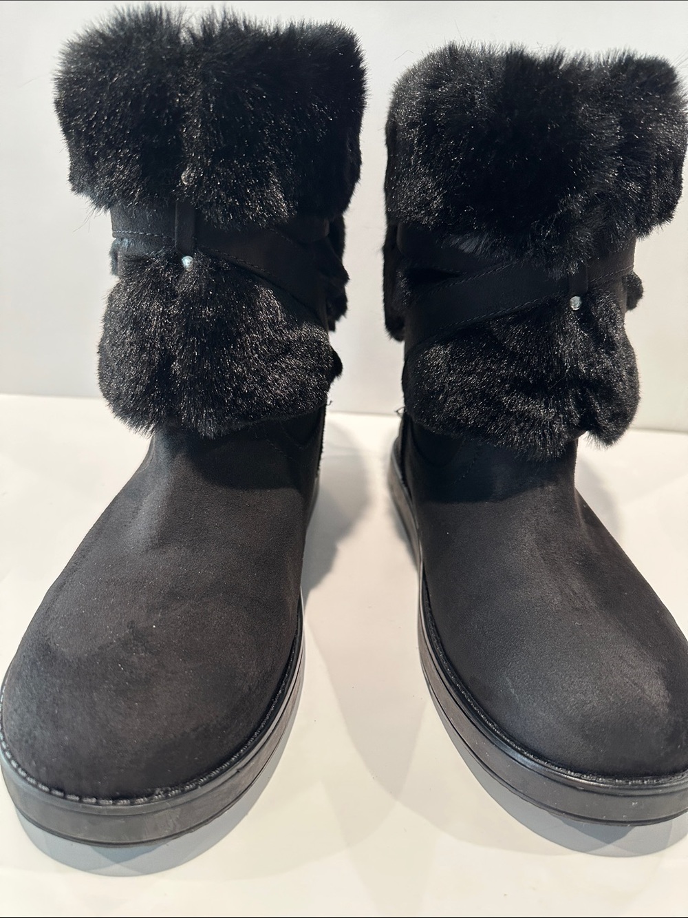 NWOT Guess fully line faux fur half Boots with faux fur and silvertone hardware.